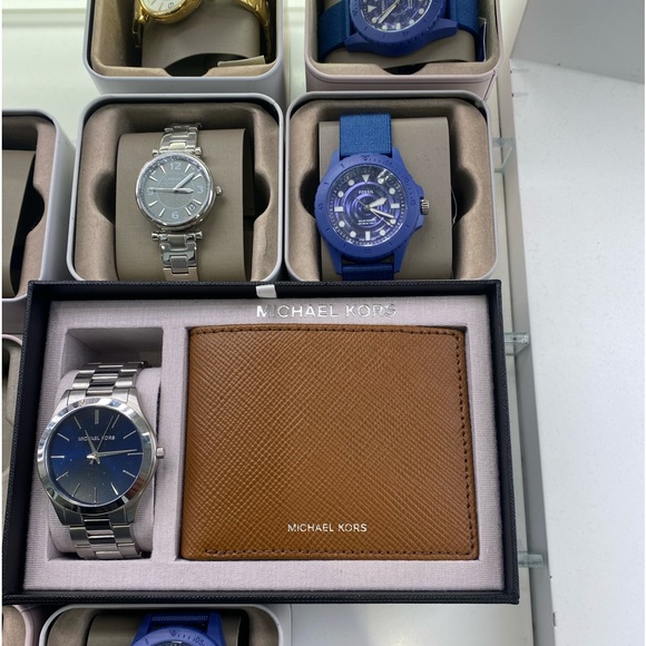 Meet your Posher, Emily - Picture 3 of 3